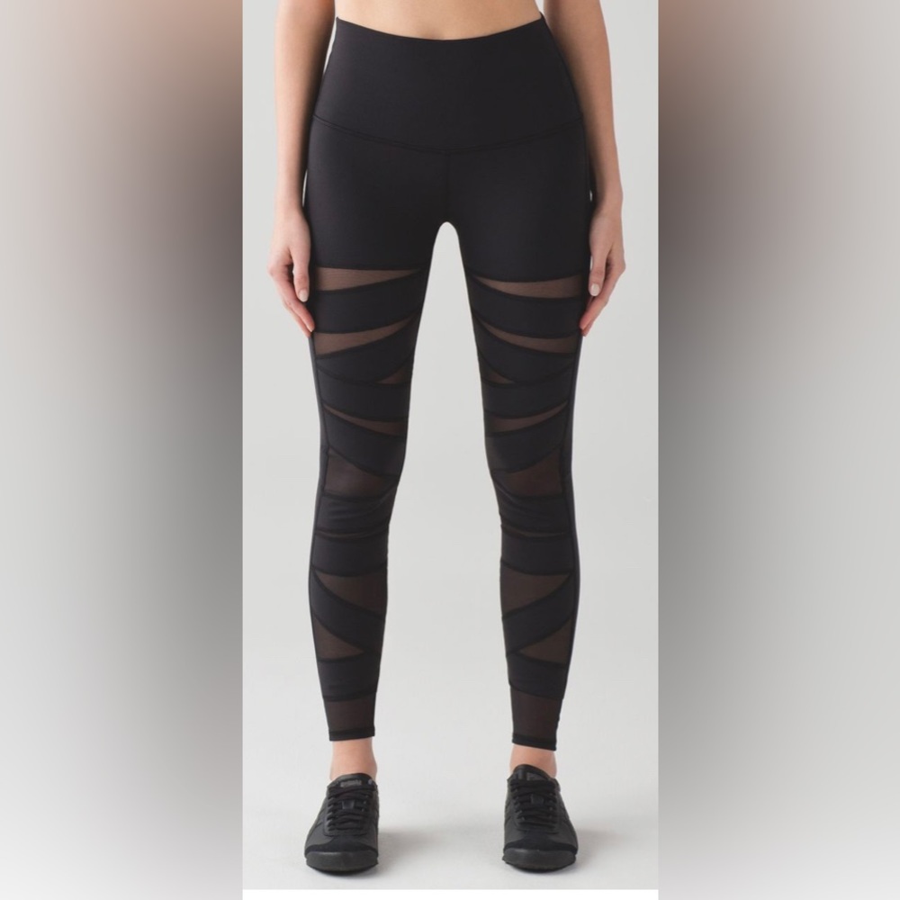 Lululemon Wunder Under Pant (Hi-Rise) (Tech Mesh)
Black
Size 4